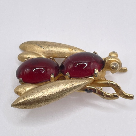 Les Bernard Inc. Vintage Gold Tone Red Cabochon Fly Pin Brooch 60's - Picture 10 of 12